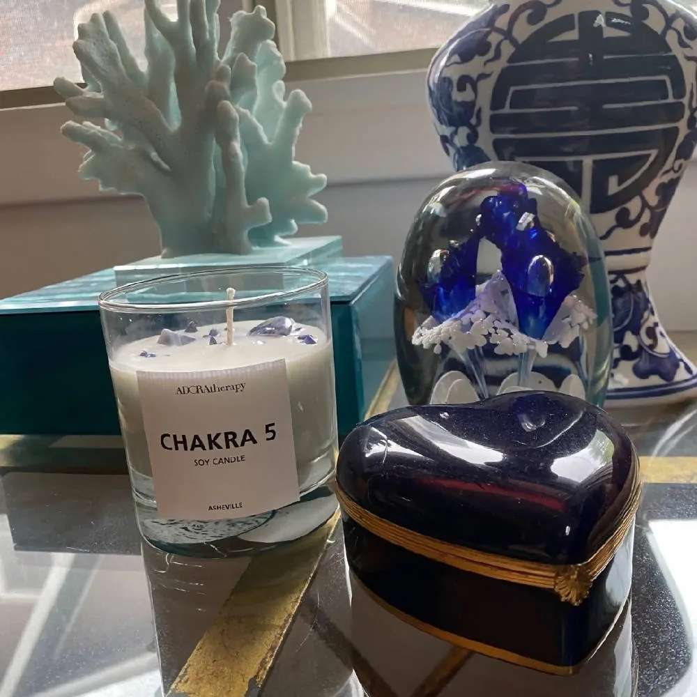 CHAKRA 5 SOY CANDLE WITH LAPIS LAZULI GEMSTONES