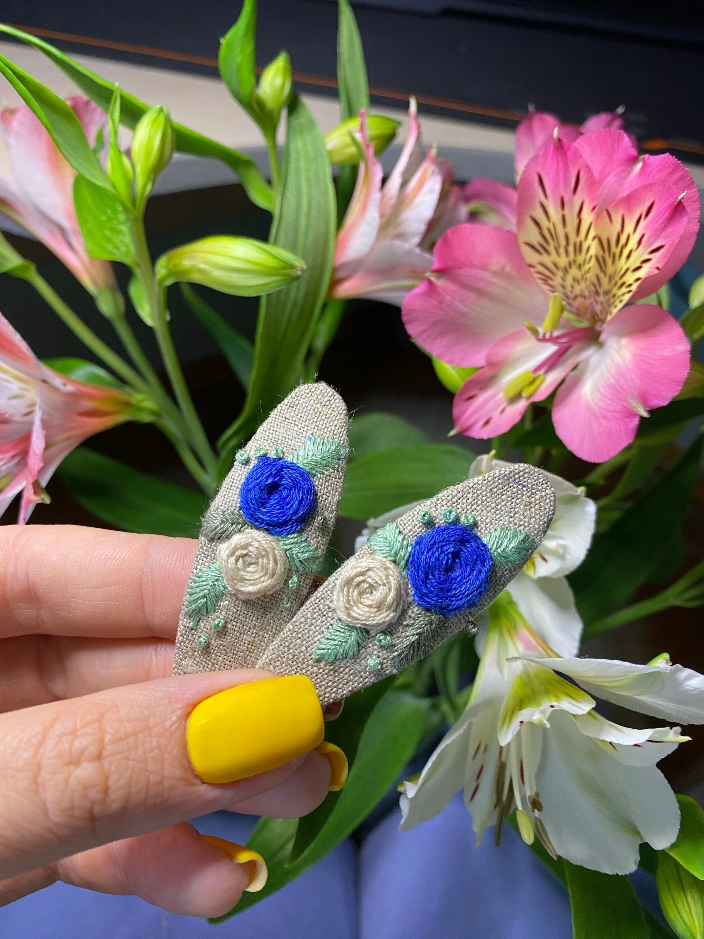 Grey cotton barrette set with blue flowers