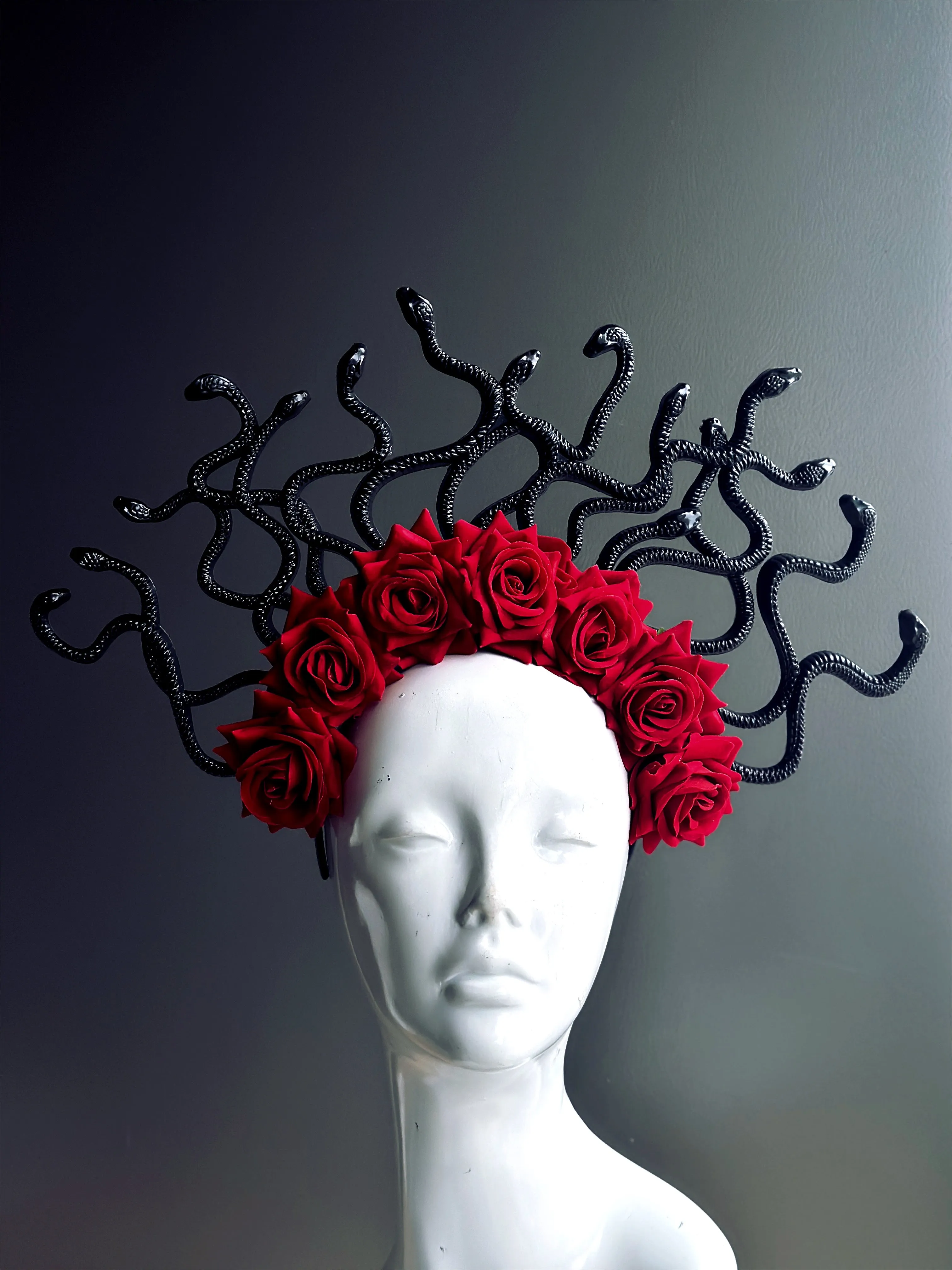 Medusa Snakes With Roses - Red/Black