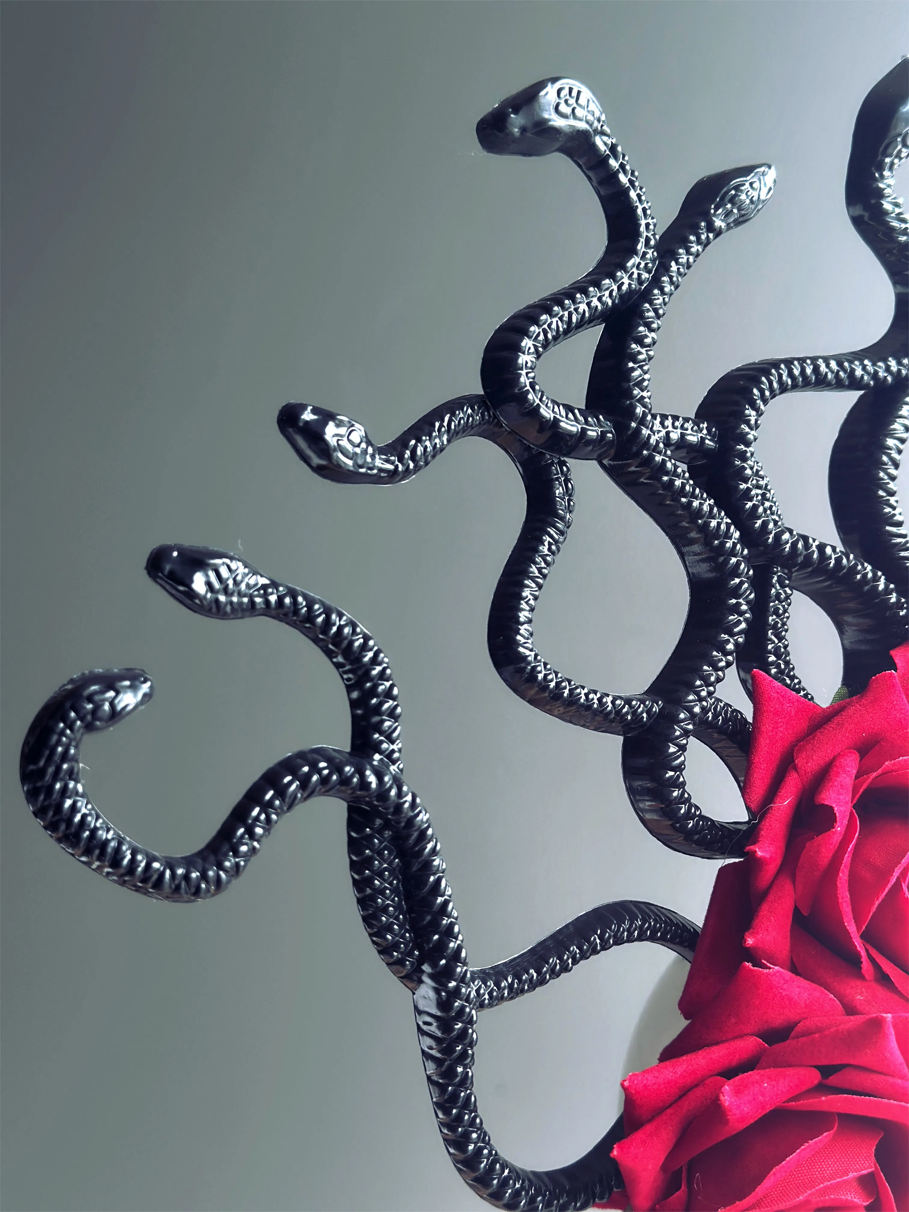 Medusa Snakes With Roses - Red/Black