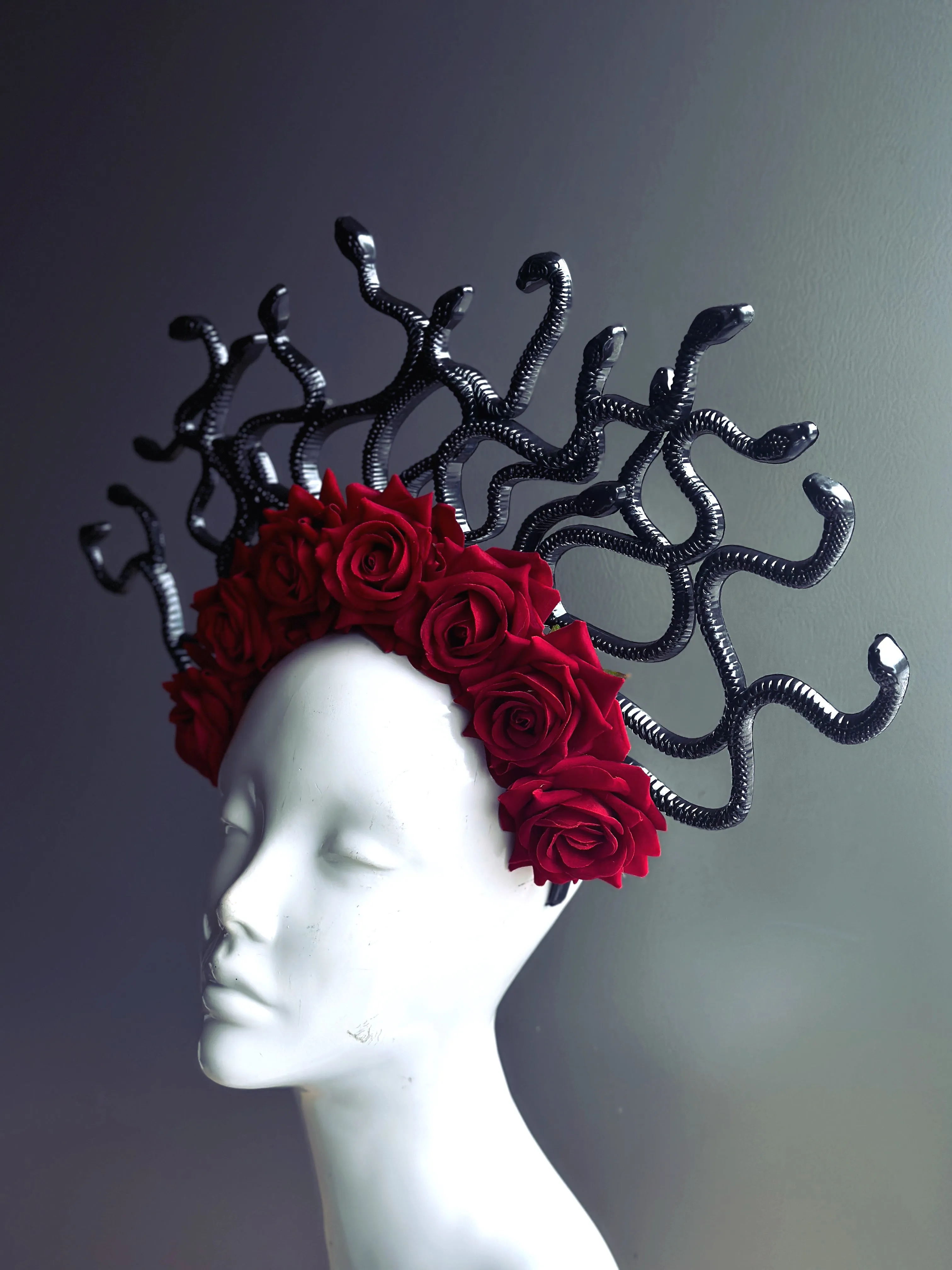 Medusa Snakes With Roses - Red/Black